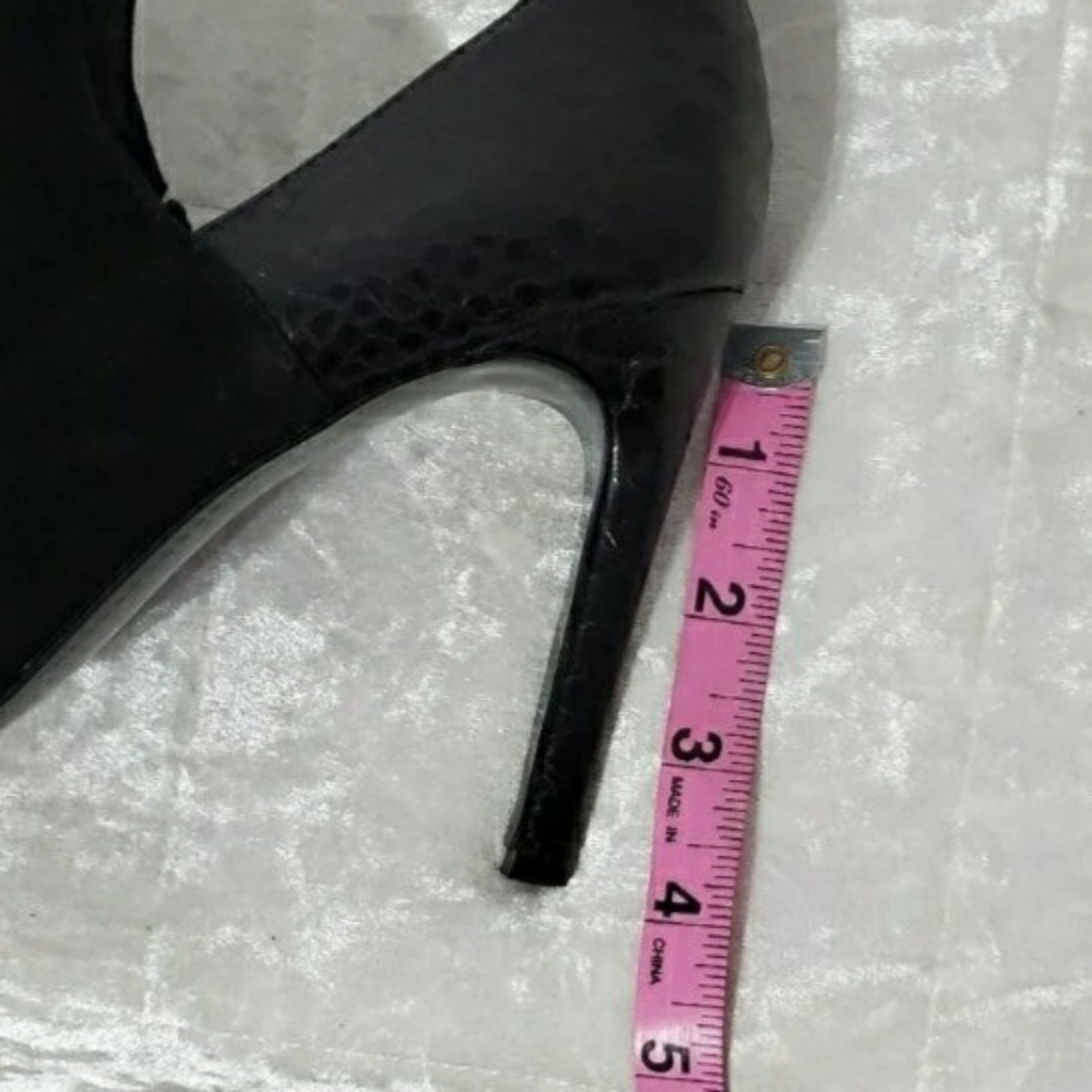 Vince Camuto - Picture 5 of 5